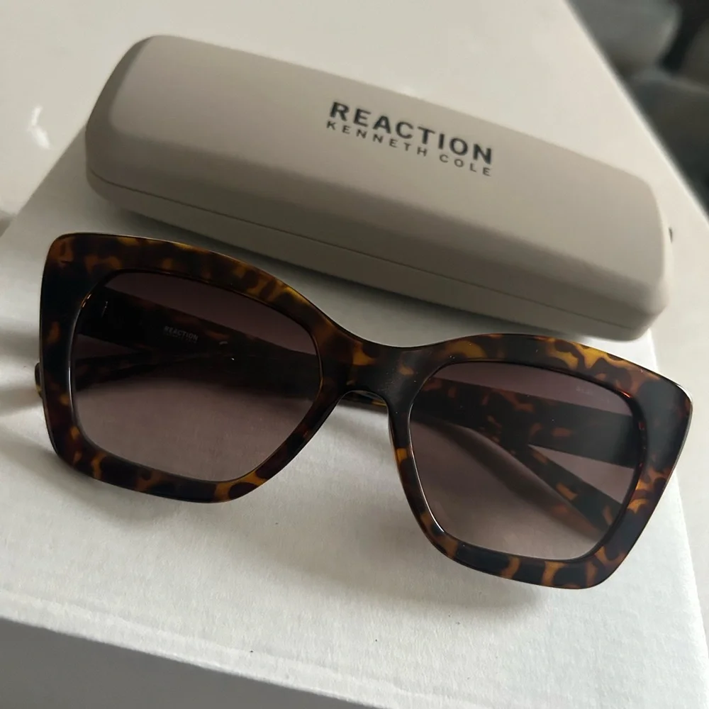 NWOT Reaction by Kenneth Cole Brown Tortoise Shell Cat Eye Sunglasses - Picture 2 of 5